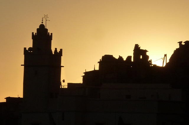 Coucher de soleil et ombre sur la mosquée de Oumesnate