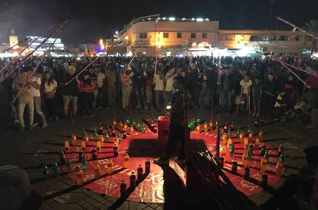 Excursion à Marrakech, place Jamaa El Fna le soir