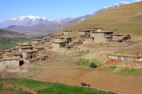 Village et montagnes enneigées Maroc